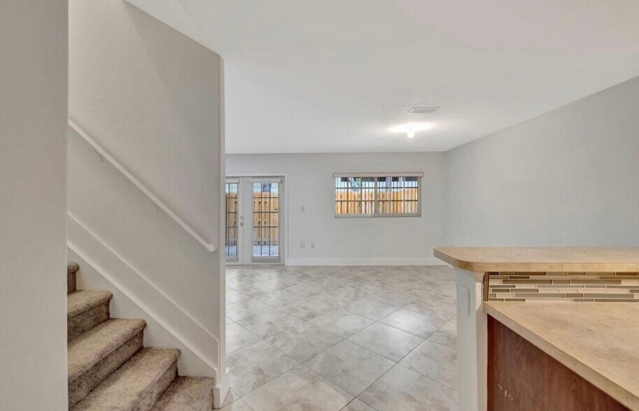 Building Photo - 3055 Riverside Dr