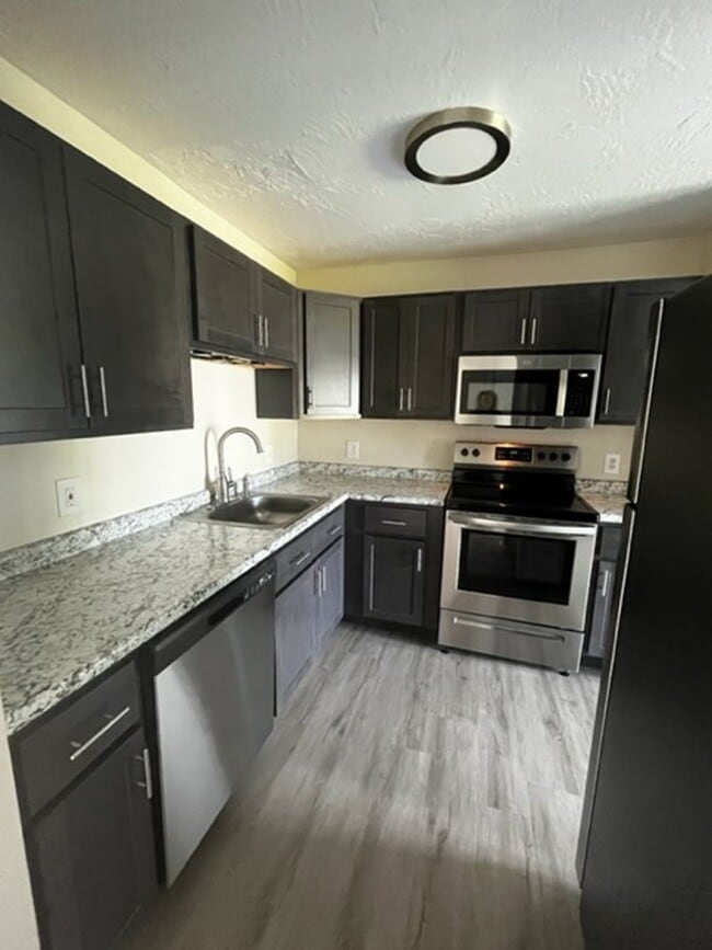 Building Photo - Gorgeous Renovated Townhouse!