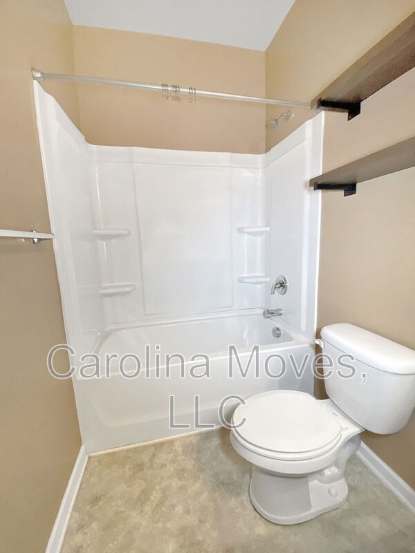 Building Photo - 200 Hartwood Lake Ln