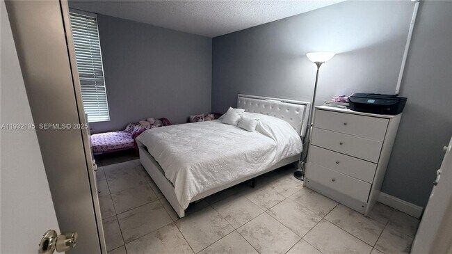 Building Photo - 8860 Fontainebleau Blvd