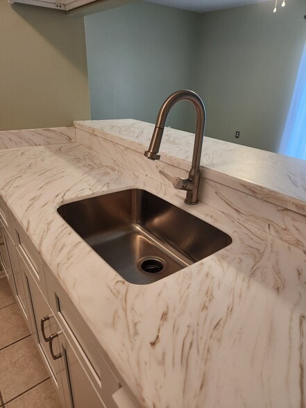 Kitchen - 608 Woodhollow Dr