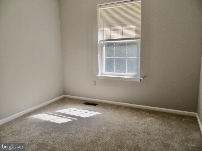 Building Photo - 105 Vernon Ct