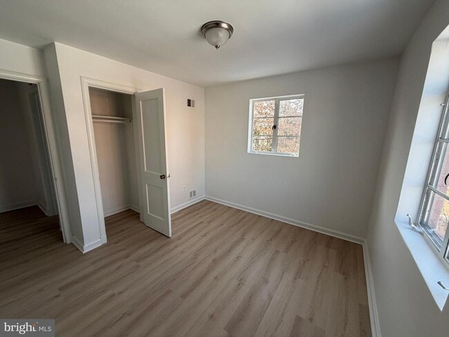 Building Photo - 1304 S Walter Reed Dr