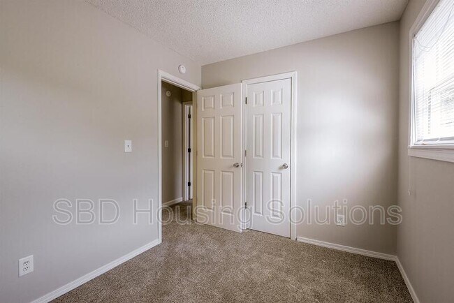 Building Photo - 18304 E 18th St N