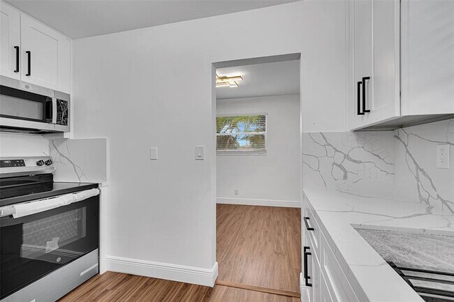 Building Photo - 420 SW 27th Terrace