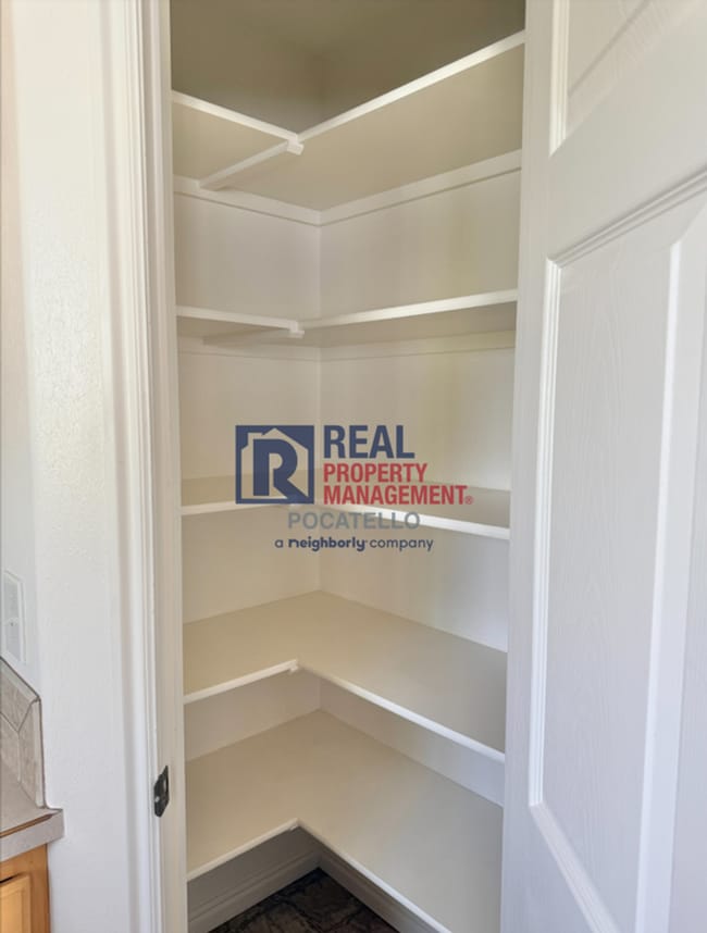 Building Photo - MOVE IN SPECIAL - 5 Bedroom 3.5 Bath Duplex - 2 car garag
