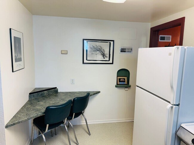 Building Photo - Furnished One Bedroom Near Hospitals