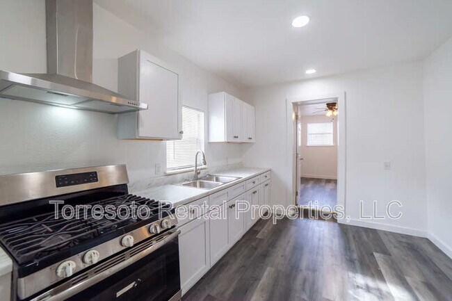 Building Photo - 611 Rochambeau St