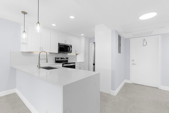 Building Photo - 2901 S Palm Aire Dr