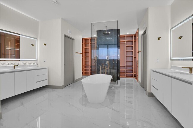 Building Photo - 700 NE 24th St