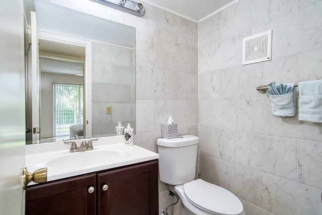 Building Photo - 438 Mansfield K