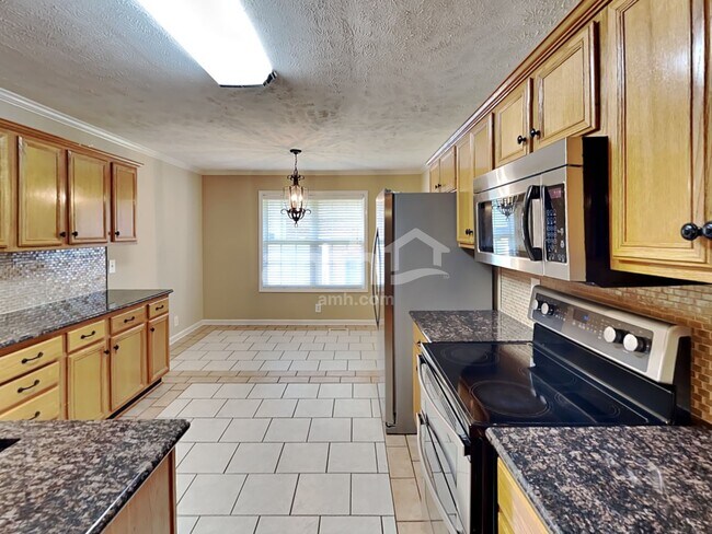 Building Photo - 2418 Taylor Close