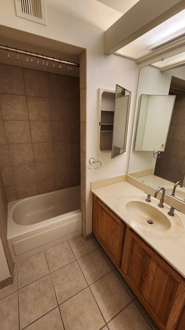 Building Photo - 2 Bedroom Condo Unit in the Amber Hills Co...