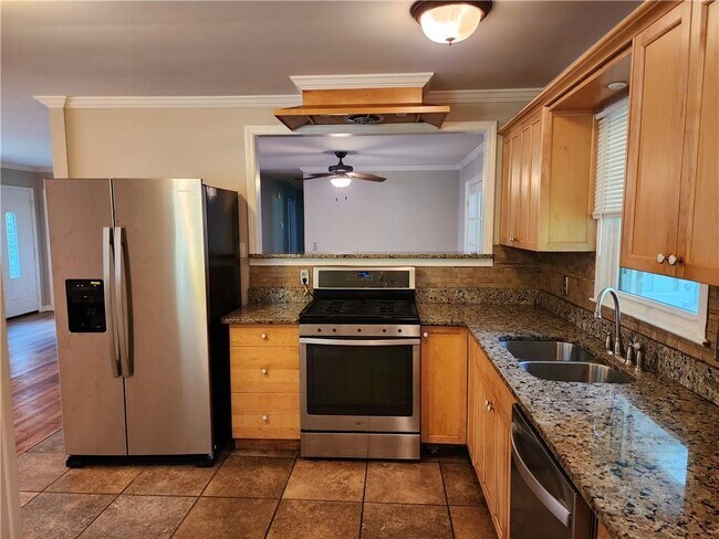 Building Photo - 2477 Creekview Dr SW