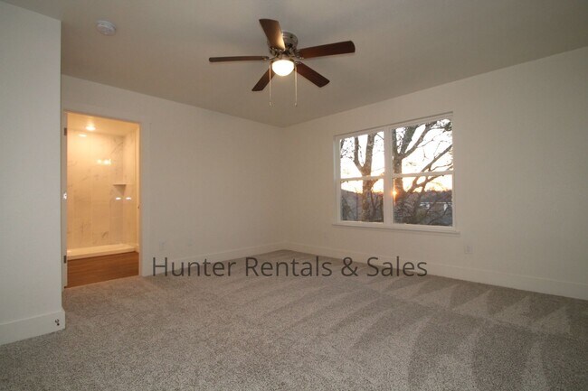 Building Photo - Upscale Three-bedroom Townhome!