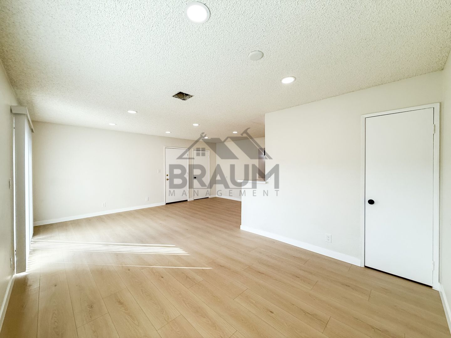 Building Photo - 14801 Delano St