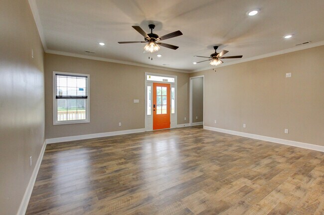 Building Photo - 135 Riverbend Dr