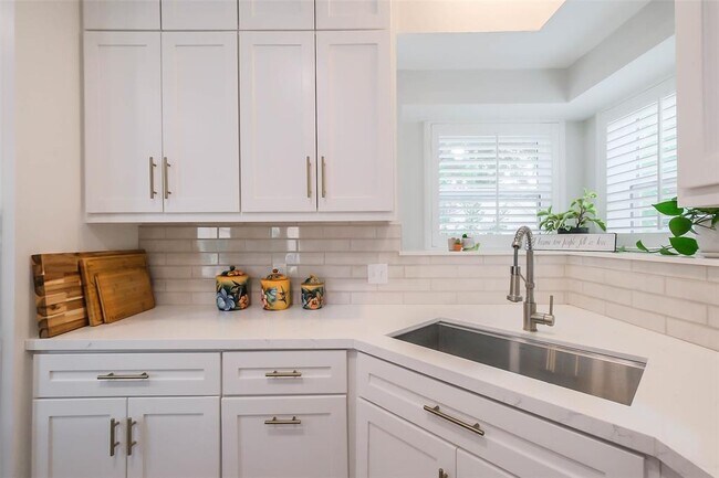 Building Photo - 1319 Hannington Dr