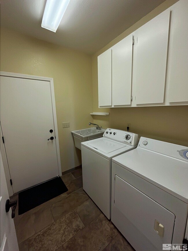 Building Photo - 4875 Crestside Dr