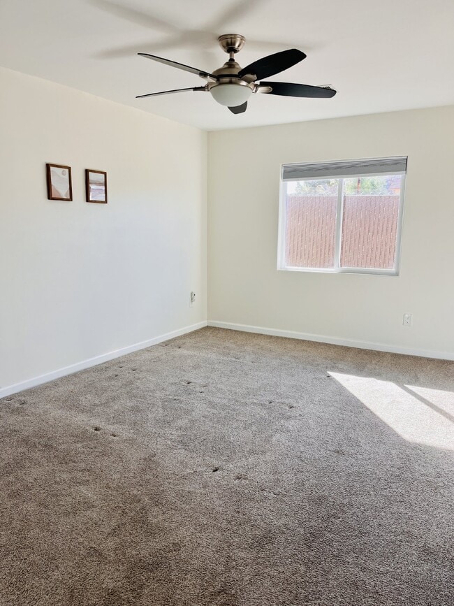 Building Photo - Gorgeous 3 bd, 2.5 ba on 1 acre