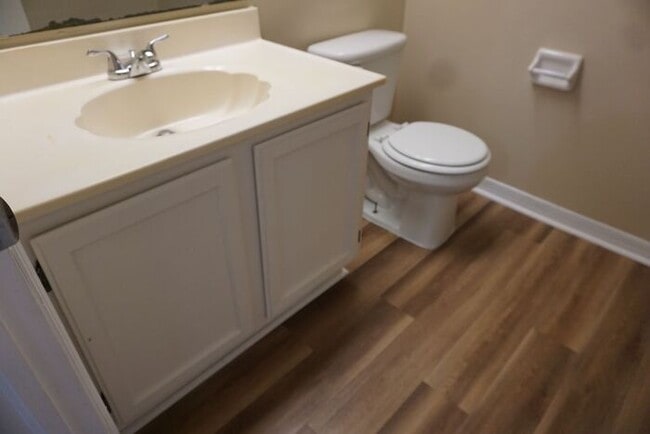 Building Photo - 3 bedroom 2.5 Bathroom townhome with fence...