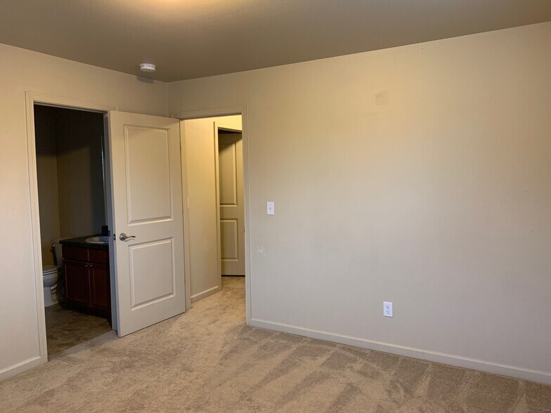 Building Photo - 3025 17th Ave W