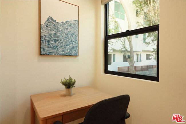 Building Photo - 918 N San Vicente Blvd