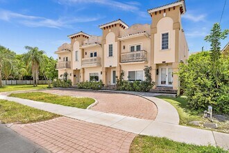 Building Photo - Fully Furnished Townhome in East Hollywood – Utilities included!