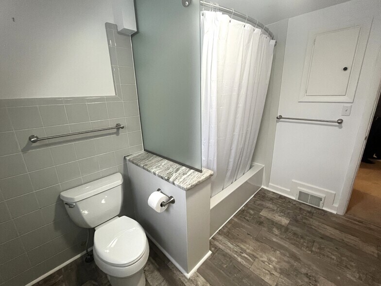 Building Photo - 935 Marshall Dr