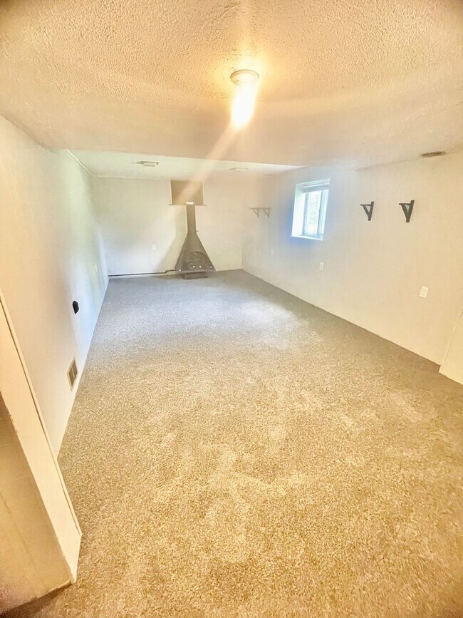 Building Photo - 3 Bed 2 Bath- Hopewell Township Pa!
