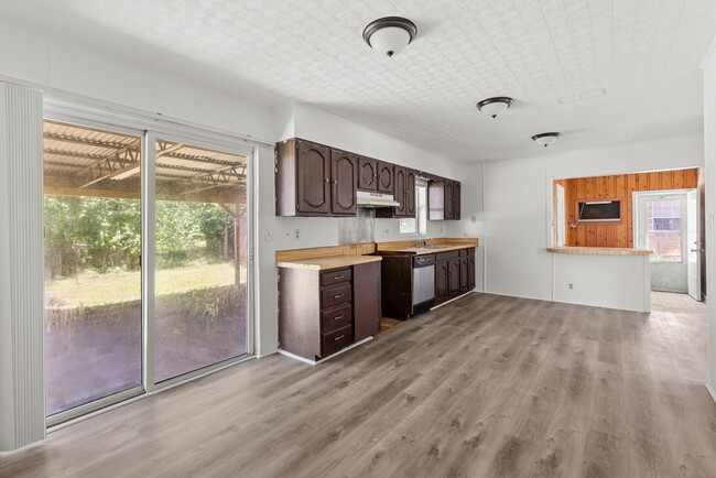 Building Photo - Charming & Newly Renovated 4 Bedroom 2 Bat...