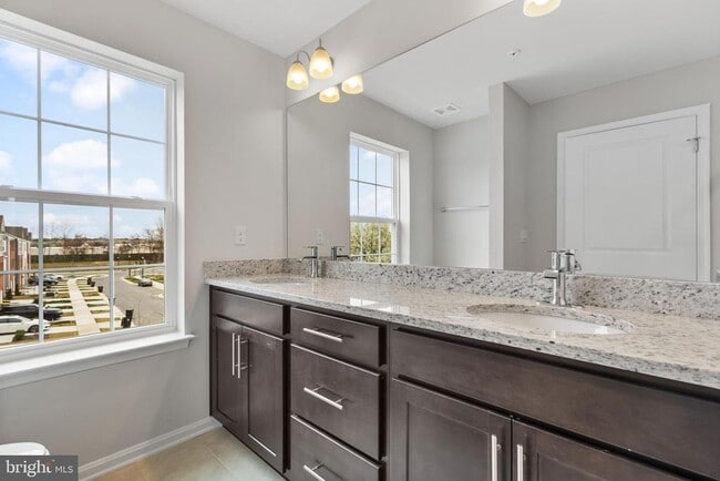 Building Photo - 5225 Manor Park Dr