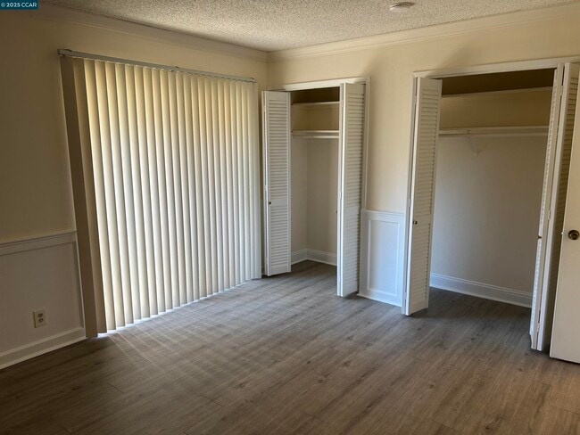 Building Photo - 5451 Roundtree Pl