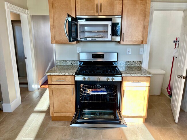 Building Photo - 18 Messenger St