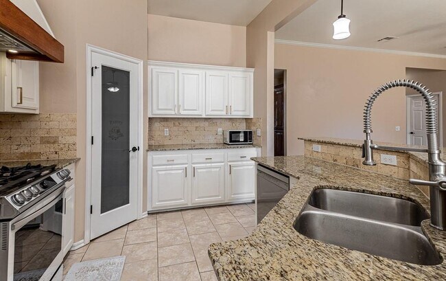 Building Photo - 808 Canyon Dr