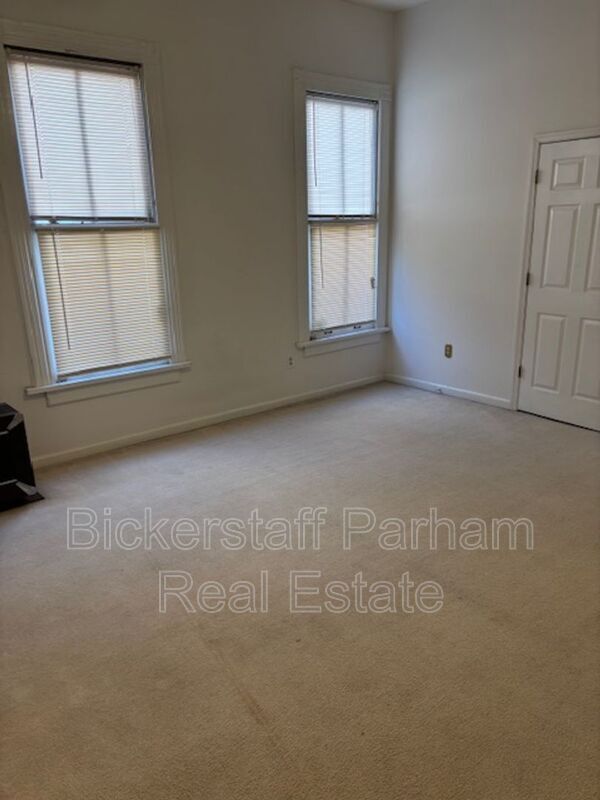 Building Photo - 213 Chapel St