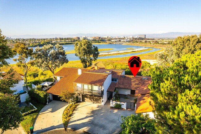 Building Photo - Large 5 bed Masterpiece Home with Back Bay...