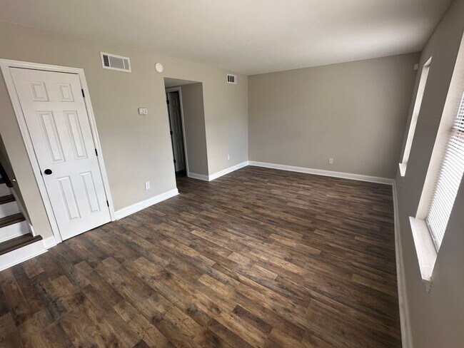 Building Photo - 3 Bed Large Townhome in West Ashley!
