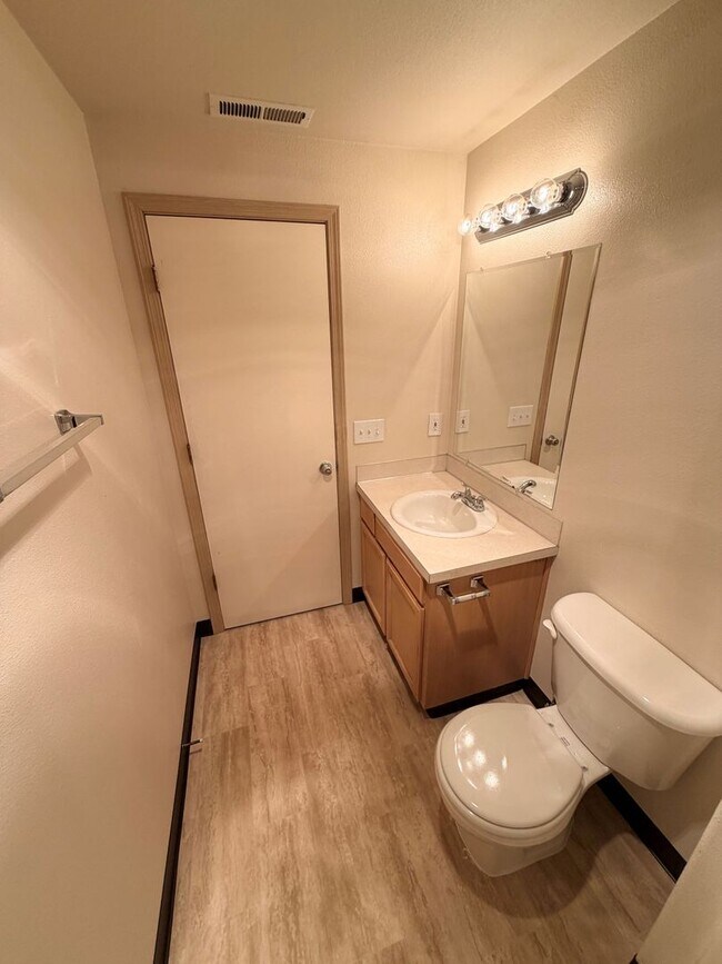 Building Photo - Three Bedroom Duplex in Keizer, Landscaping Included!