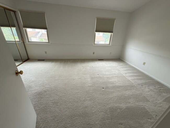 Building Photo - 3BR+BSMT Townhome (Tapestry) with COUNCIL ...