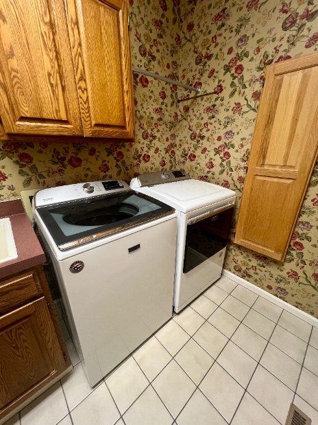 Building Photo - Spacious 4-Bed Retreat with Guest Suite & Fireplace