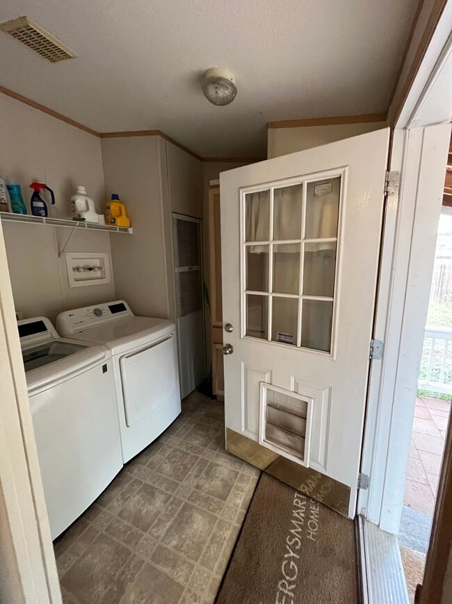 Building Photo - Great Location! 3 Bed, 2 Bath West-Flagstaff Home - Students & Pets OK! Avail Aug 10th!