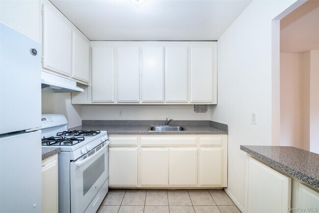 Building Photo - 15 Lake St