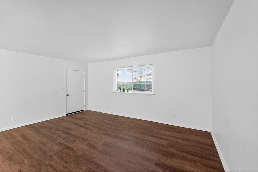 Building Photo - 2516 Peachwood Cir NE