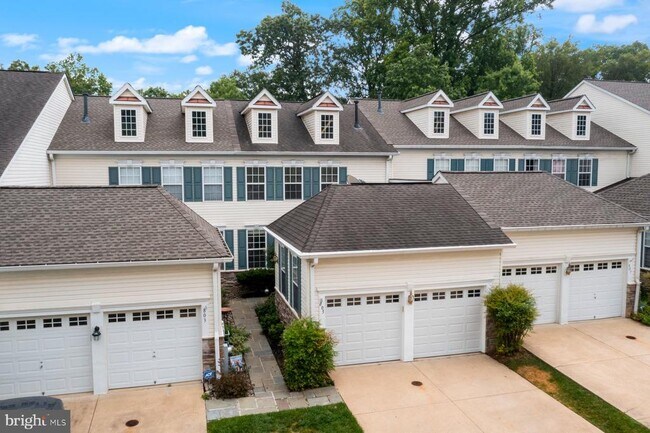 Building Photo - 805 Thicket Ct