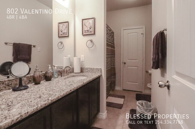 Building Photo - 802 Valentino Dr