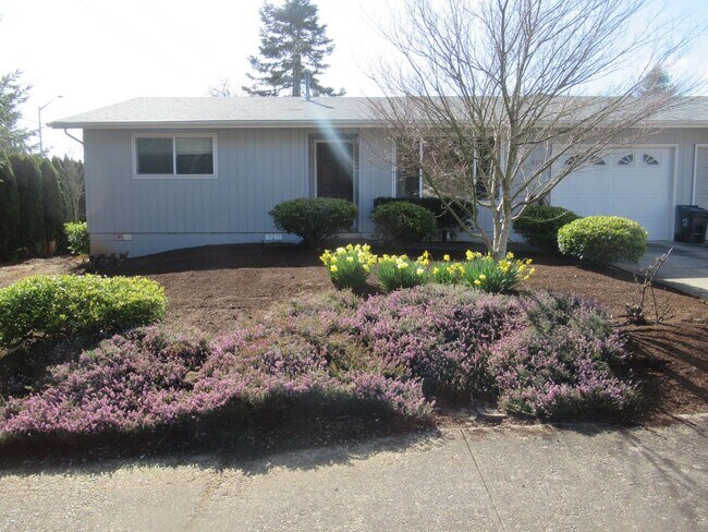 Building Photo - Spacious Two Bedroom Duplex