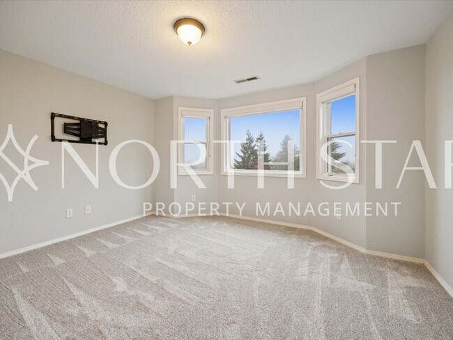 Building Photo - Traditional Home with Views