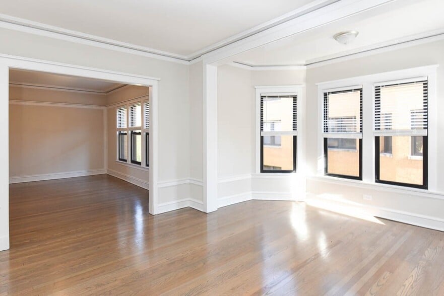 Building Photo - 2418 N Sawyer Ave