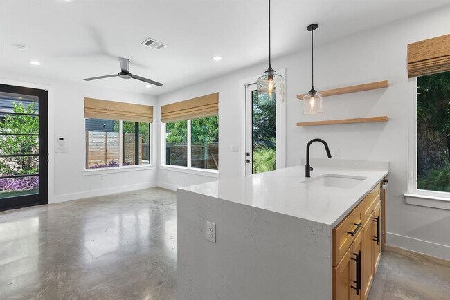 Building Photo - 913 Mansell Ave